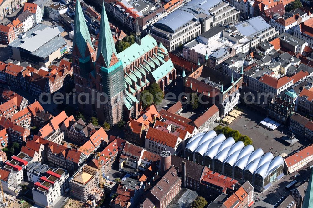 Lübeck from above - Building of the shopping center Peek & Cloppenburg on Kohlmarkt in the district Innenstadt in Luebeck in the state Schleswig-Holstein, Germany