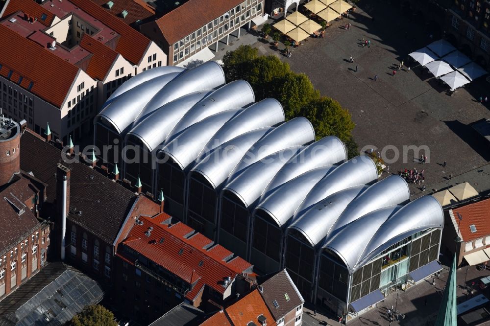 Lübeck from the bird's eye view: Building of the shopping center Peek & Cloppenburg on Kohlmarkt in the district Innenstadt in Luebeck in the state Schleswig-Holstein, Germany