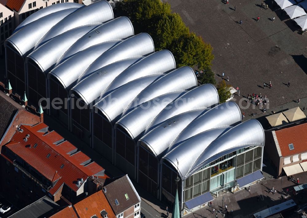 Aerial image Lübeck - Building of the shopping center Peek & Cloppenburg on Kohlmarkt in the district Innenstadt in Luebeck in the state Schleswig-Holstein, Germany