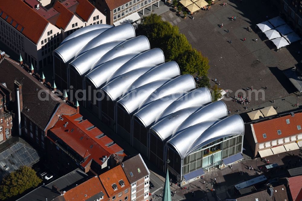 Aerial photograph Lübeck - Building of the shopping center Peek & Cloppenburg on Kohlmarkt in the district Innenstadt in Luebeck in the state Schleswig-Holstein, Germany