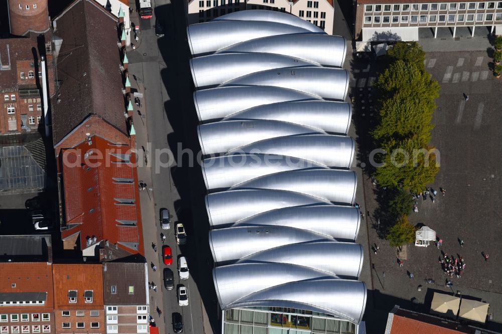 Lübeck from above - Building of the shopping center Peek & Cloppenburg on Kohlmarkt in the district Innenstadt in Luebeck in the state Schleswig-Holstein, Germany