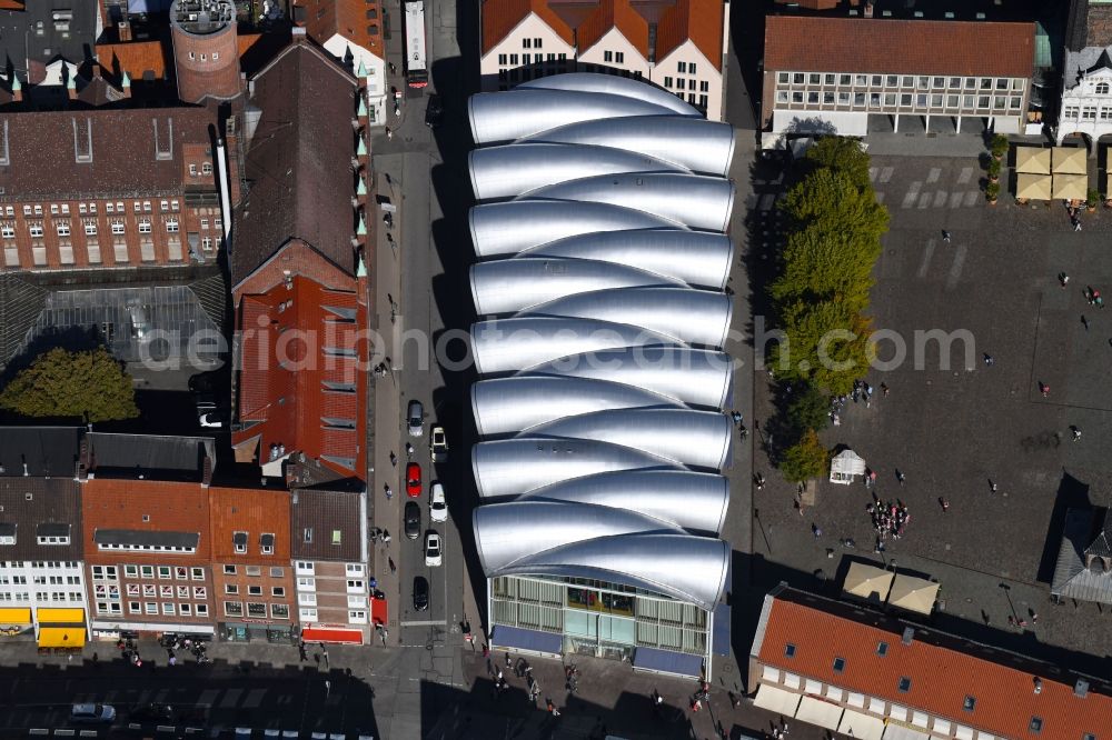 Lübeck from the bird's eye view: Building of the shopping center Peek & Cloppenburg on Kohlmarkt in the district Innenstadt in Luebeck in the state Schleswig-Holstein, Germany