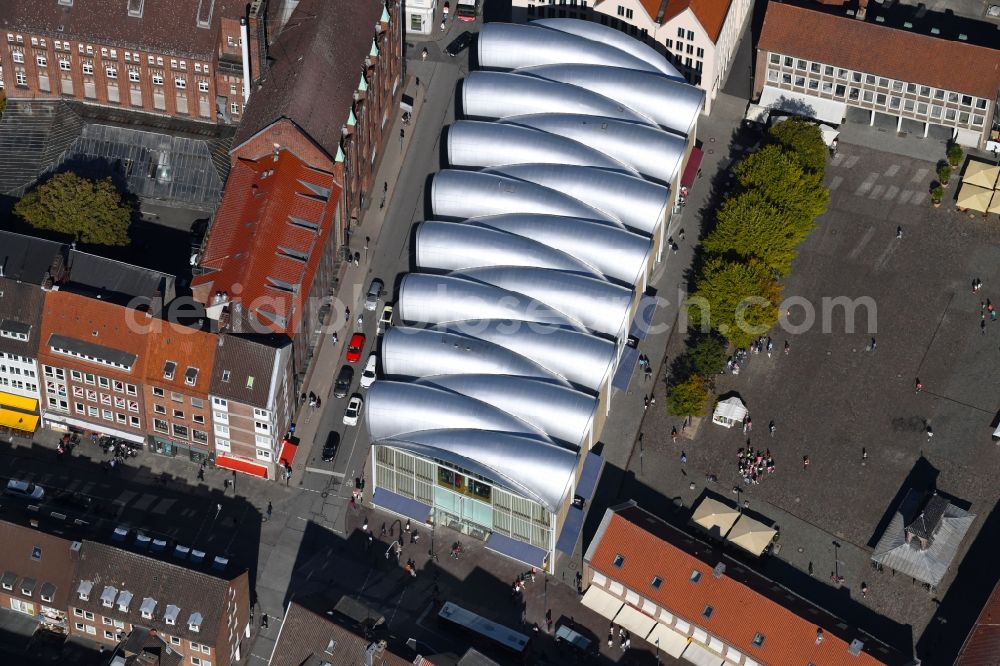 Aerial photograph Lübeck - Building of the shopping center Peek & Cloppenburg on Kohlmarkt in the district Innenstadt in Luebeck in the state Schleswig-Holstein, Germany