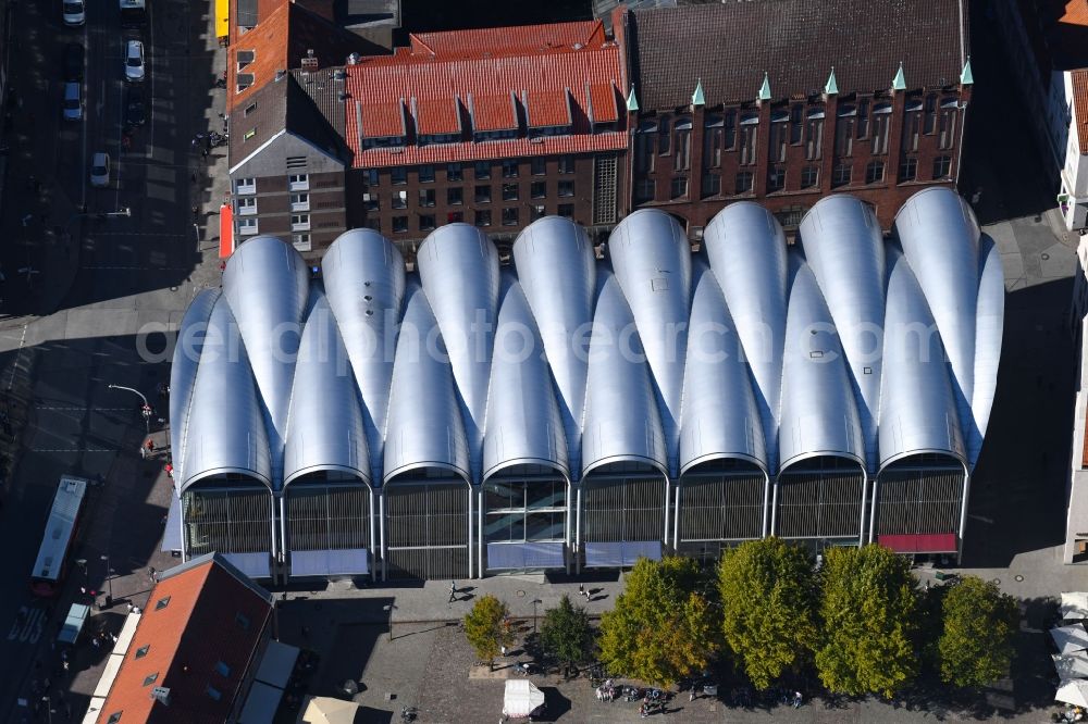 Lübeck from above - Building of the shopping center Peek & Cloppenburg on Kohlmarkt in the district Innenstadt in Luebeck in the state Schleswig-Holstein, Germany