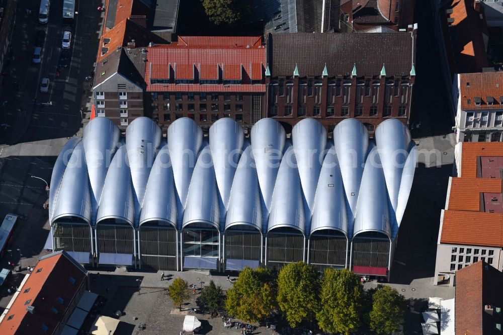 Aerial image Lübeck - Building of the shopping center Peek & Cloppenburg on Kohlmarkt in the district Innenstadt in Luebeck in the state Schleswig-Holstein, Germany