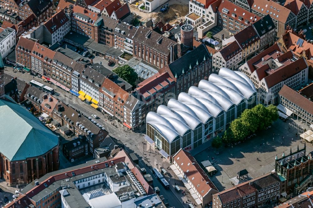 Lübeck from the bird's eye view: Building of the shopping center Peek & Cloppenburg on Kohlmarkt in the district Innenstadt in Luebeck in the state Schleswig-Holstein, Germany