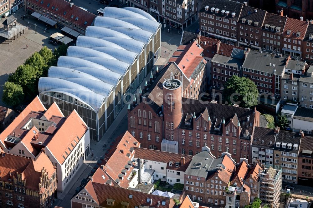 Aerial image Lübeck - Building of the shopping center Peek & Cloppenburg on Kohlmarkt in the district Innenstadt in Luebeck in the state Schleswig-Holstein, Germany