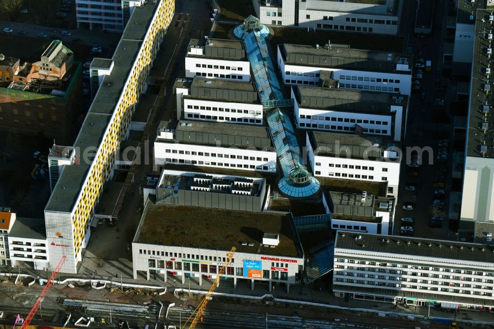 Aerial photograph Dessau-Roßlau - Building of the shopping center Rathaus-Center Dessau on Kavalierstrasse in Dessau-Rosslau in the state Saxony-Anhalt, Germany