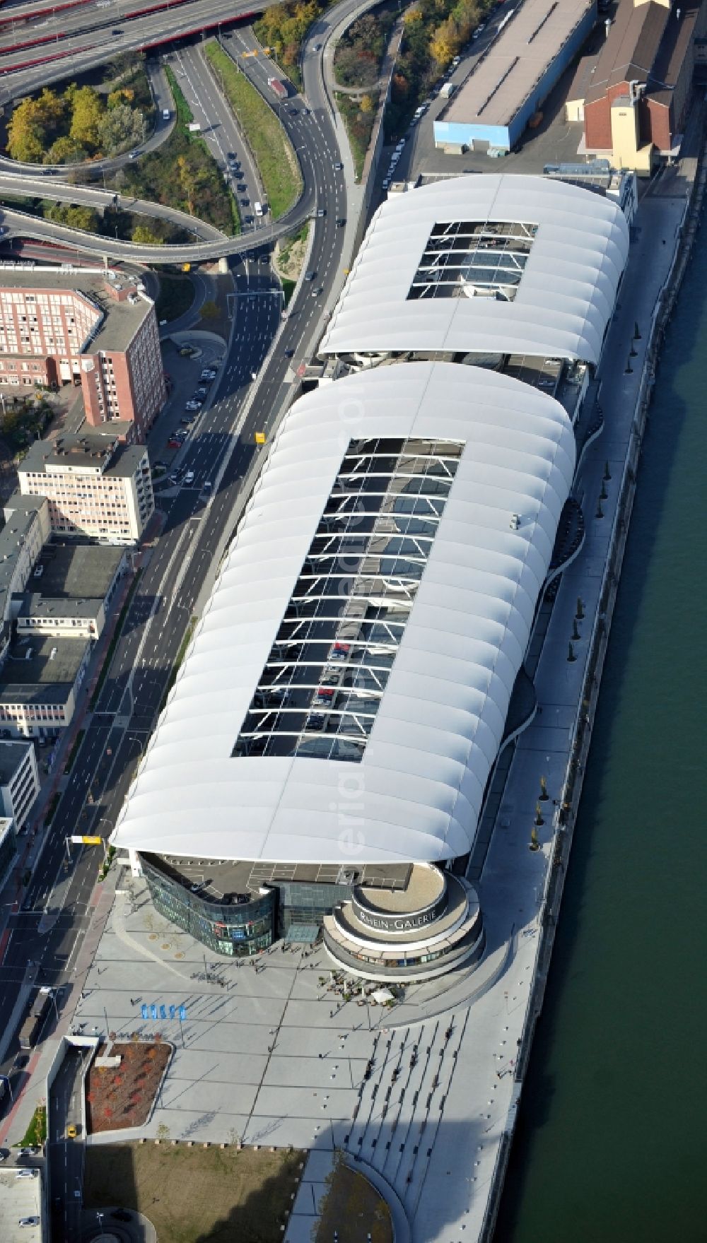 Aerial photograph Ludwigshafen am Rhein - Building of the shopping center Rhein-Galerie in Ludwigshafen am Rhein in the state Rhineland-Palatinate, Germany