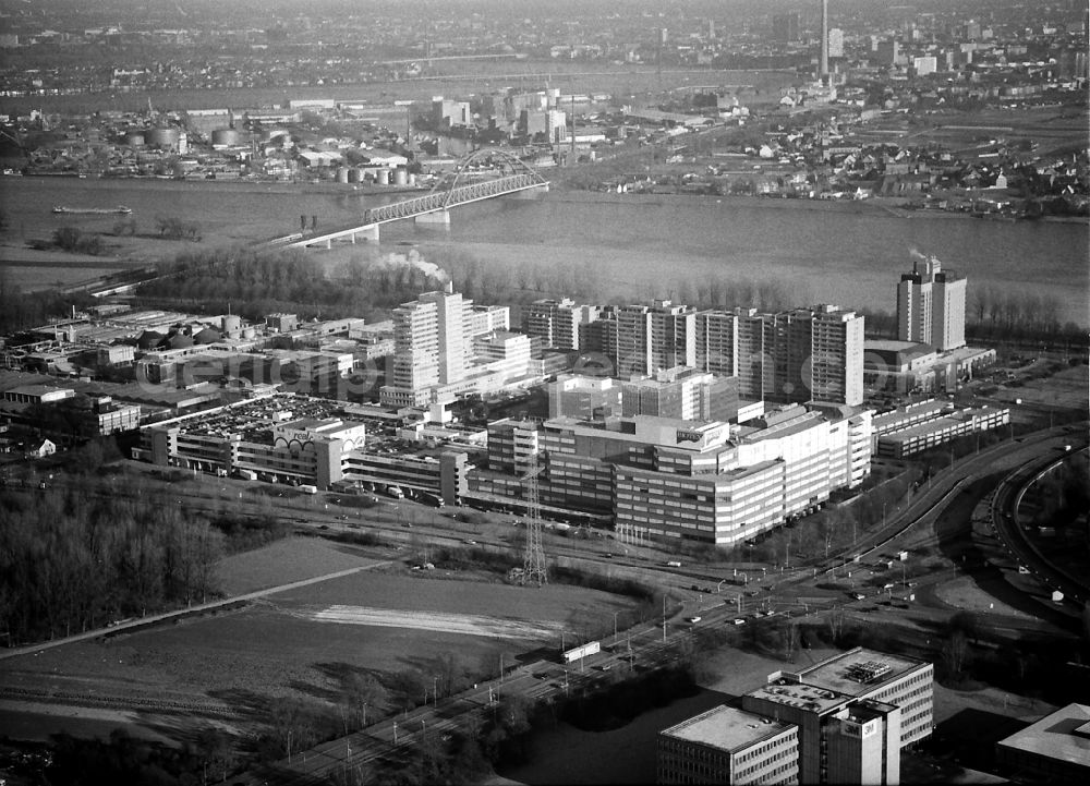 Aerial photograph Neuss - Building of the shopping center Rheinpark-Center on Breslauer Strasse in Neuss in the state North Rhine-Westphalia, Germany