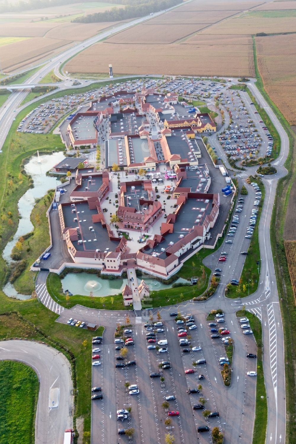 Aerial photograph Roppenheim - Building of the shopping center Roppenheim The Style Outlets in Roppenheim in Grand Est, France