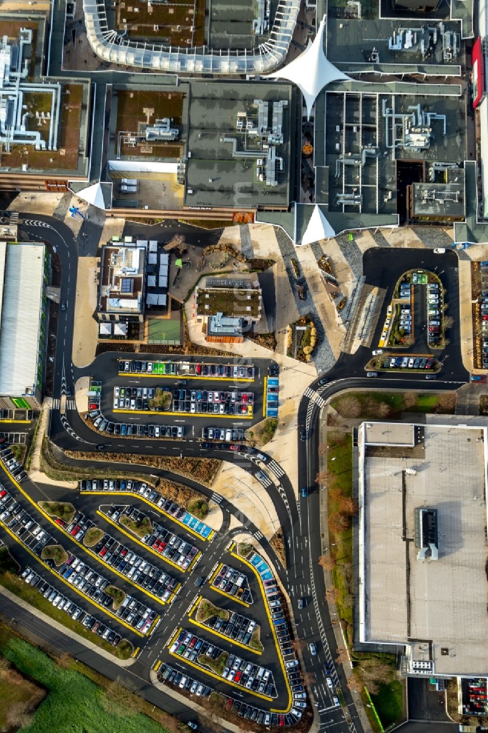 Bochum from the bird's eye view: Building of the shopping center Ruhr Park in the district Harpen in Bochum in the state North Rhine-Westphalia, Germany