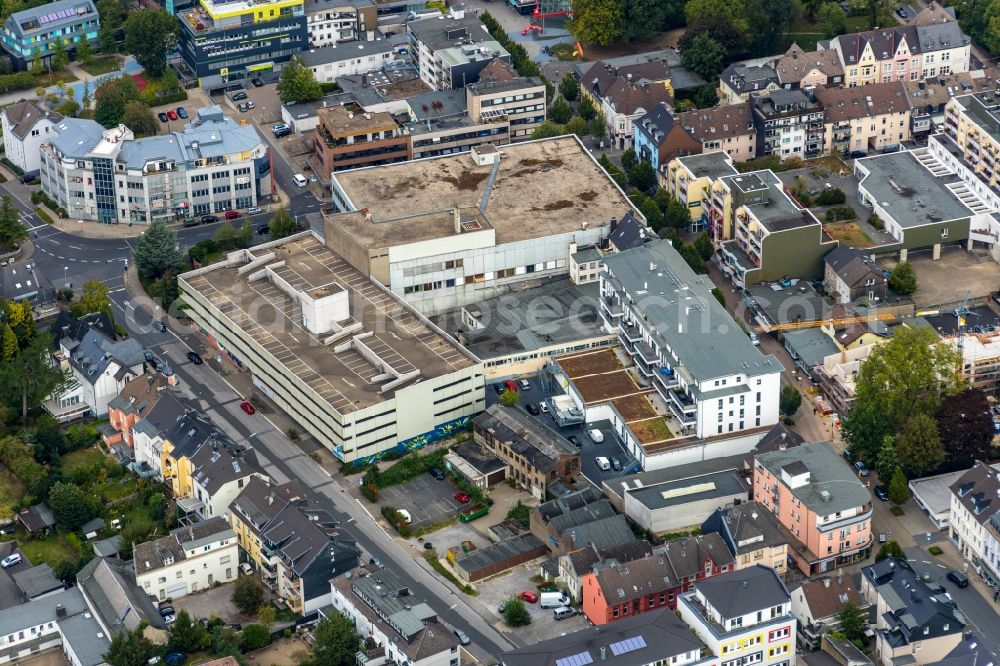 Aerial photograph Velbert - Building of the shopping center with the ruin of Kaufhaus Hertie on Gruenstrasse corner Friedrichstrasse in Velbert in the state North Rhine-Westphalia, Germany