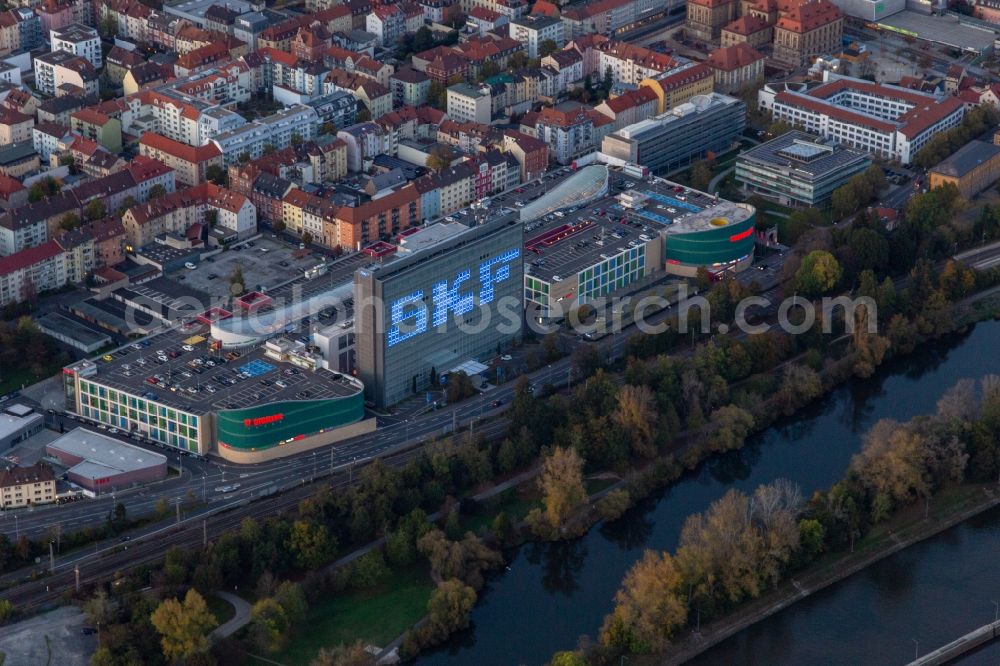 Aerial photograph Schweinfurt - Building of the shopping center Stadtgalerie Schweinfurt and illumated SKF Hochhaus at dawn in Schweinfurt in the state Bavaria, Germany