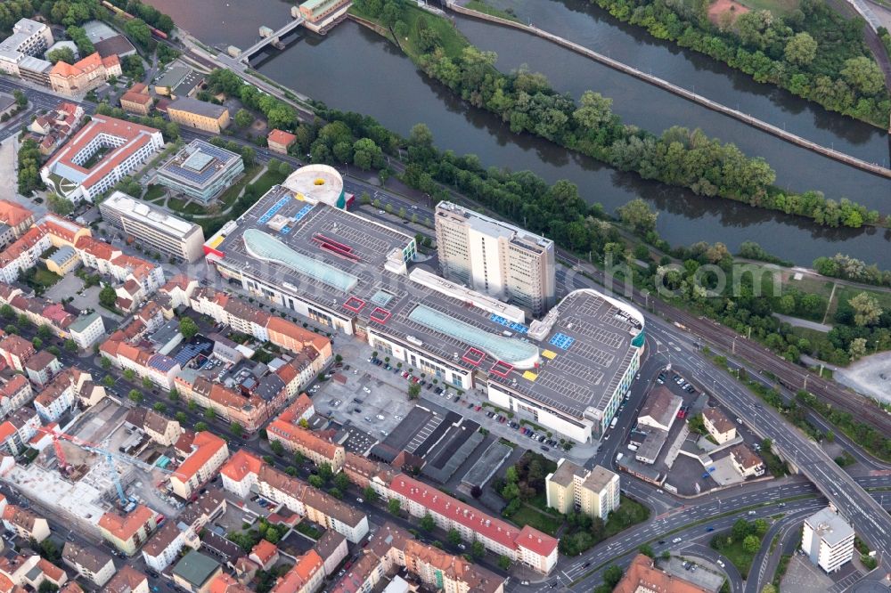 Schweinfurt from the bird's eye view: Building of the shopping center Stadtgalerie Schweinfurt and SKF Hochhaus in Schweinfurt in the state Bavaria, Germany