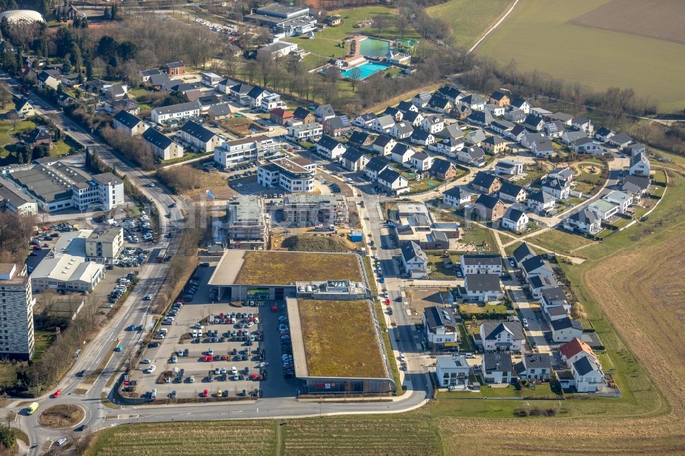 Heiligenhaus from the bird's eye view: Building of the shopping center and Supermarkt- Filiale von Rewe on Hoeseler Strasse in Heiligenhaus in the state North Rhine-Westphalia, Germany