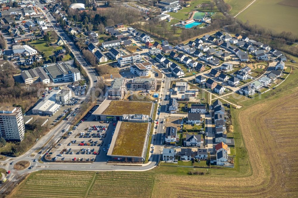 Aerial image Heiligenhaus - Building of the shopping center and Supermarkt- Filiale von Rewe on Hoeseler Strasse in Heiligenhaus in the state North Rhine-Westphalia, Germany