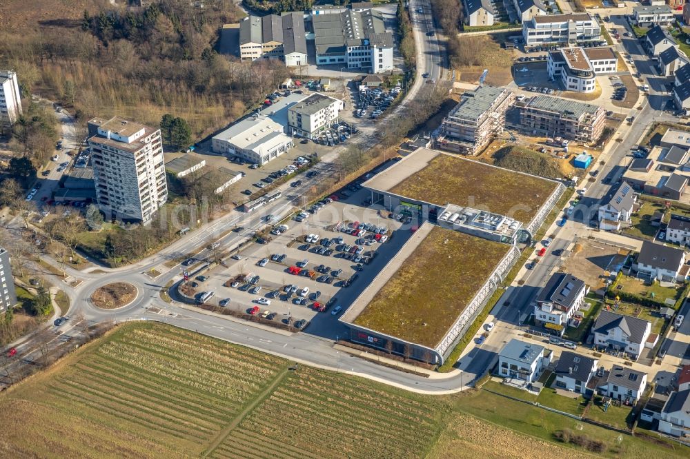 Aerial photograph Heiligenhaus - Building of the shopping center and Supermarkt- Filiale von Rewe on Hoeseler Strasse in Heiligenhaus in the state North Rhine-Westphalia, Germany