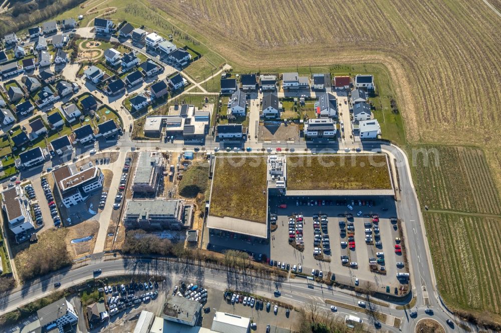 Heiligenhaus from the bird's eye view: Building of the shopping center and Supermarkt- Filiale von Rewe on Hoeseler Strasse in Heiligenhaus in the state North Rhine-Westphalia, Germany