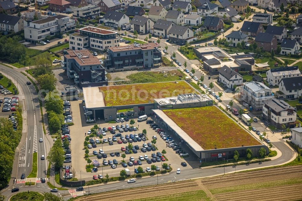 Aerial image Heiligenhaus - Building of the shopping center and Supermarkt- Filiale von Rewe on Hoeseler Strasse in Heiligenhaus in the state North Rhine-Westphalia, Germany