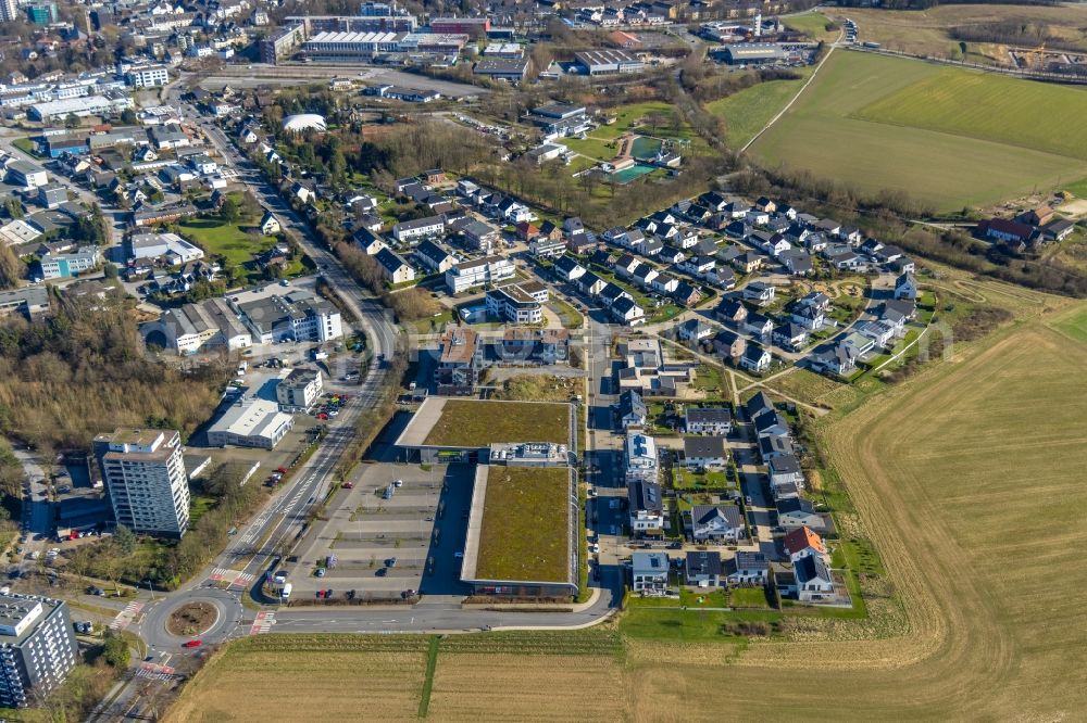 Heiligenhaus from the bird's eye view: Building of the shopping center and Supermarkt- Filiale von Rewe on Hoeseler Strasse in Heiligenhaus in the state North Rhine-Westphalia, Germany