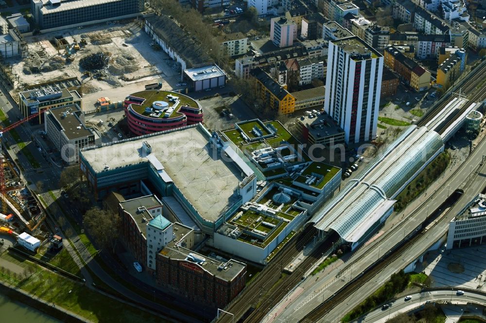 Ludwigshafen am Rhein from above - Building of the shopping center Walzmuehle Ludwigshafen also Lou on Bahnhof Ludwigshafen Mitte in the district Sued in Ludwigshafen am Rhein in the state Rhineland-Palatinate, Germany