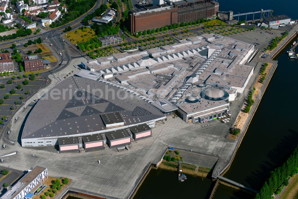 Bremen from the bird's eye view: Building of the shopping center Waterfront on the river bank of Weser in the district Lindenhof in Bremen, Germany