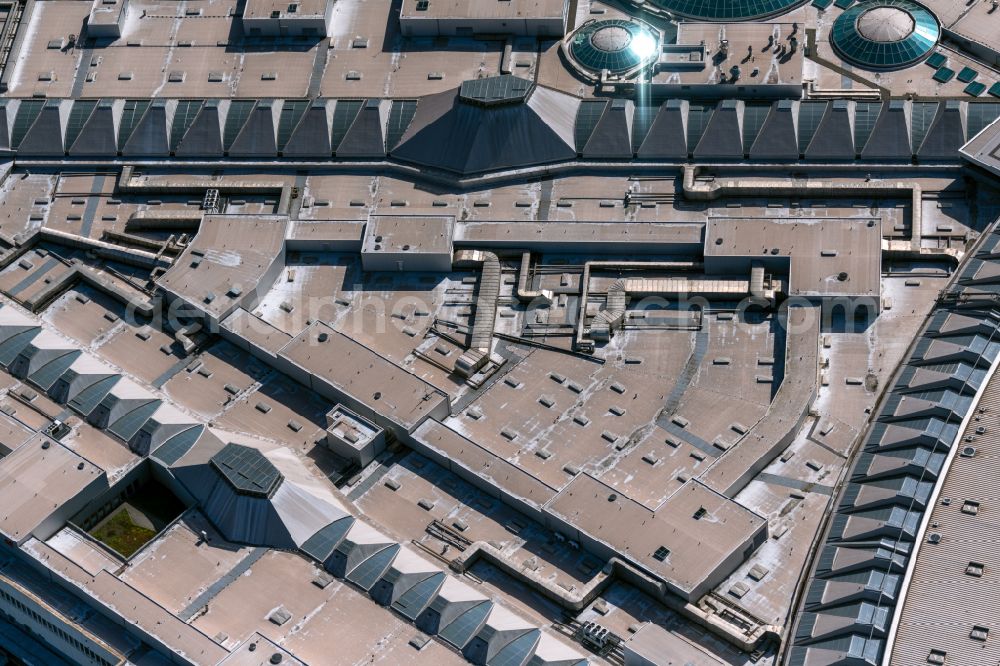 Aerial photograph Bremen - Building of the shopping center Waterfront on the river bank of Weser in the district Lindenhof in Bremen, Germany