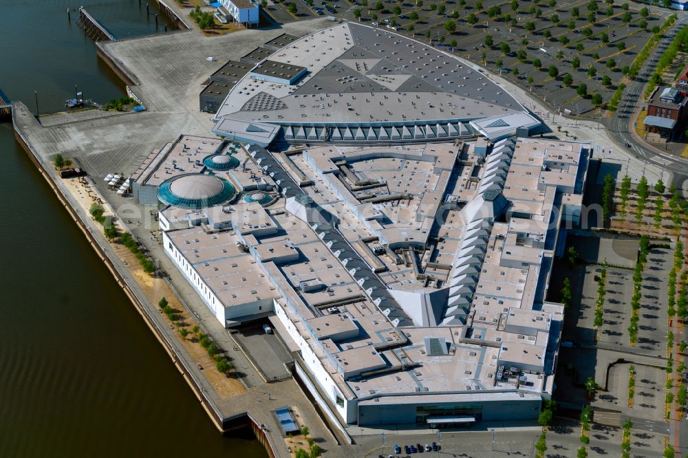 Bremen from the bird's eye view: Building of the shopping center Waterfront on the river bank of Weser in the district Lindenhof in Bremen, Germany