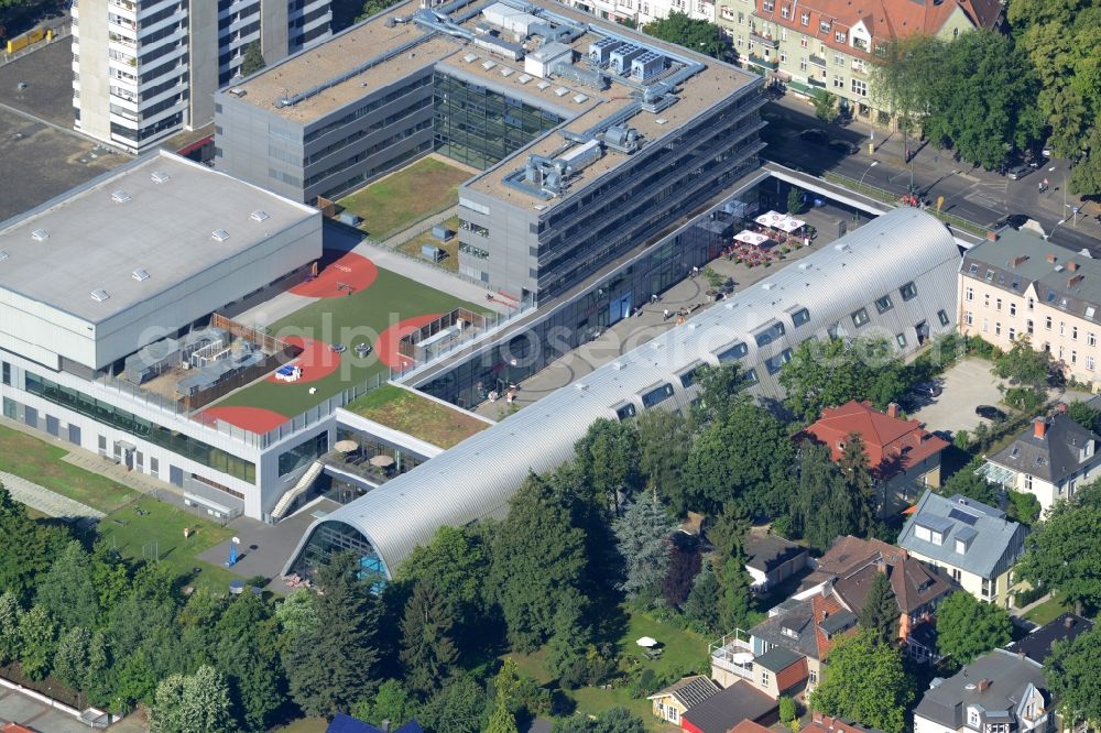 Aerial photograph Berlin - Building of the shopping center Zehlendorfer Welle on Clayallee in the district Zehlendorf in Berlin, Germany