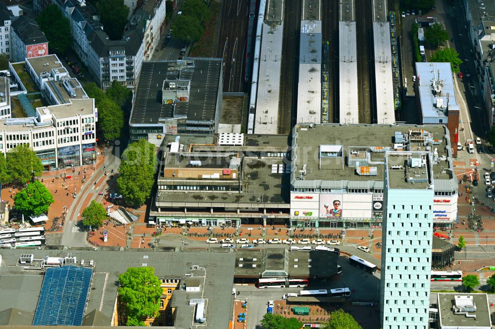 Aerial photograph Hamburg - Shopping station of the Deutsche Bahn Hamburg-Altona at the EKZ shopping center Mercado on Scheel-Plessen-Strasse in the district Altona in Hamburg, Germany