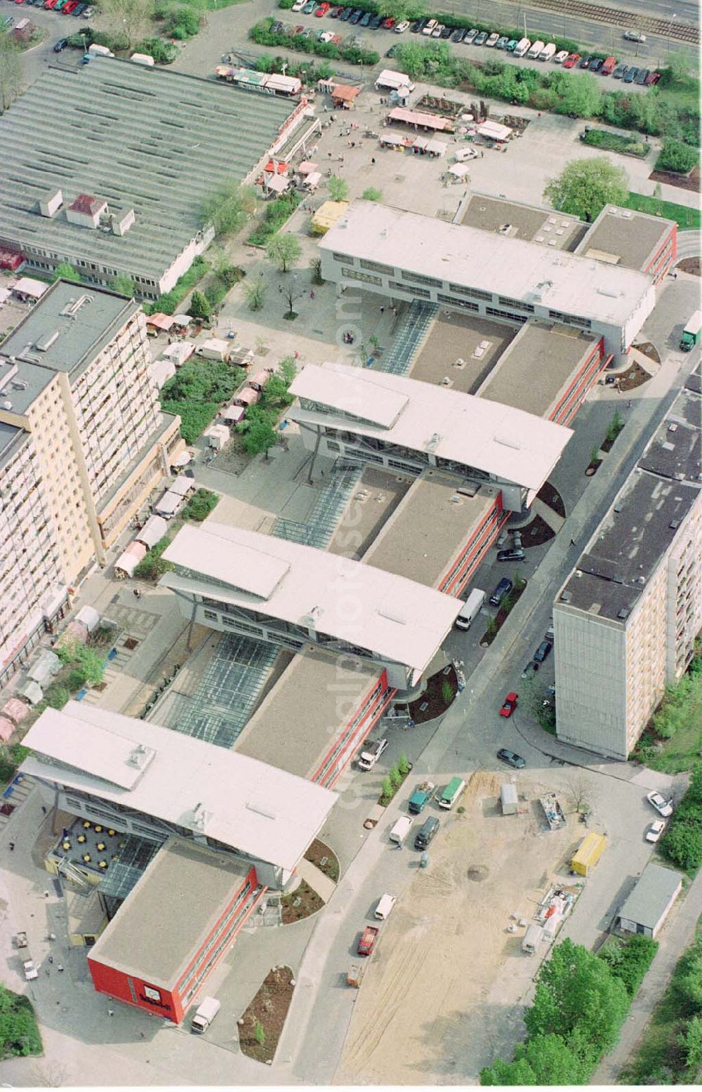 Berlin-Lichtenberg from above - Einkaufscenter Bärenschaufenster in der Straße am Tierpark in Berlin-Lichtenberg.