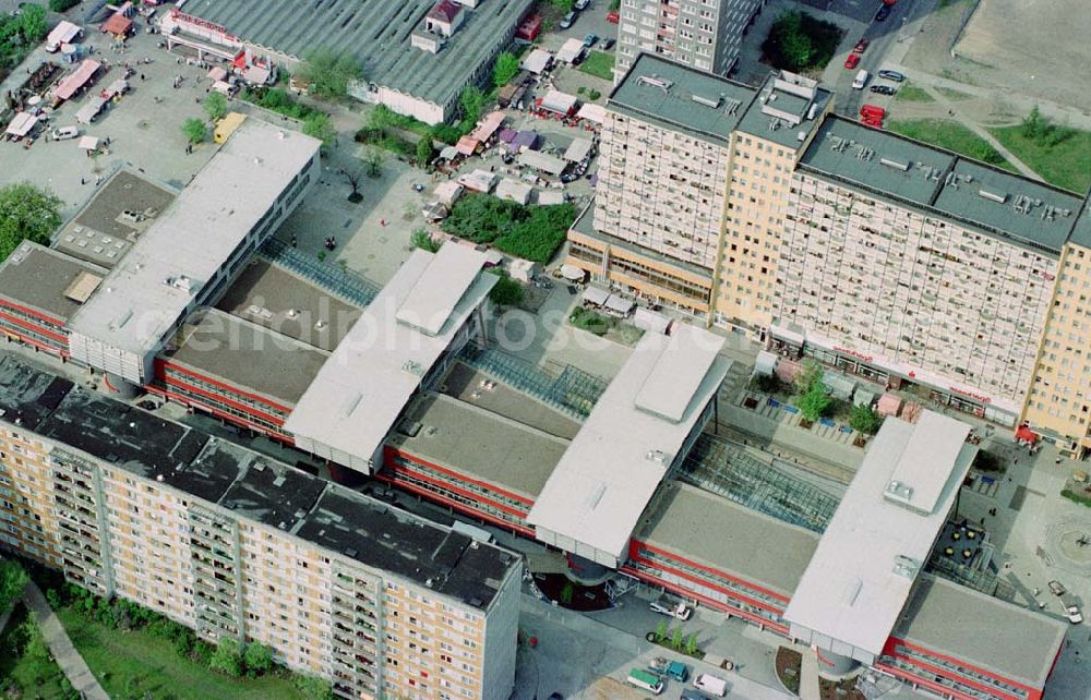 Berlin-Lichtenberg from the bird's eye view: Einkaufscenter Bärenschaufenster in der Straße am Tierpark in Berlin-Lichtenberg.