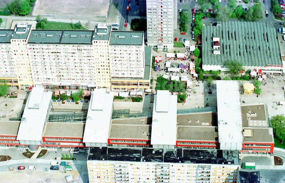 Aerial photograph Berlin-Lichtenberg - Einkaufscenter Bärenschaufenster in der Straße am Tierpark in Berlin-Lichtenberg.