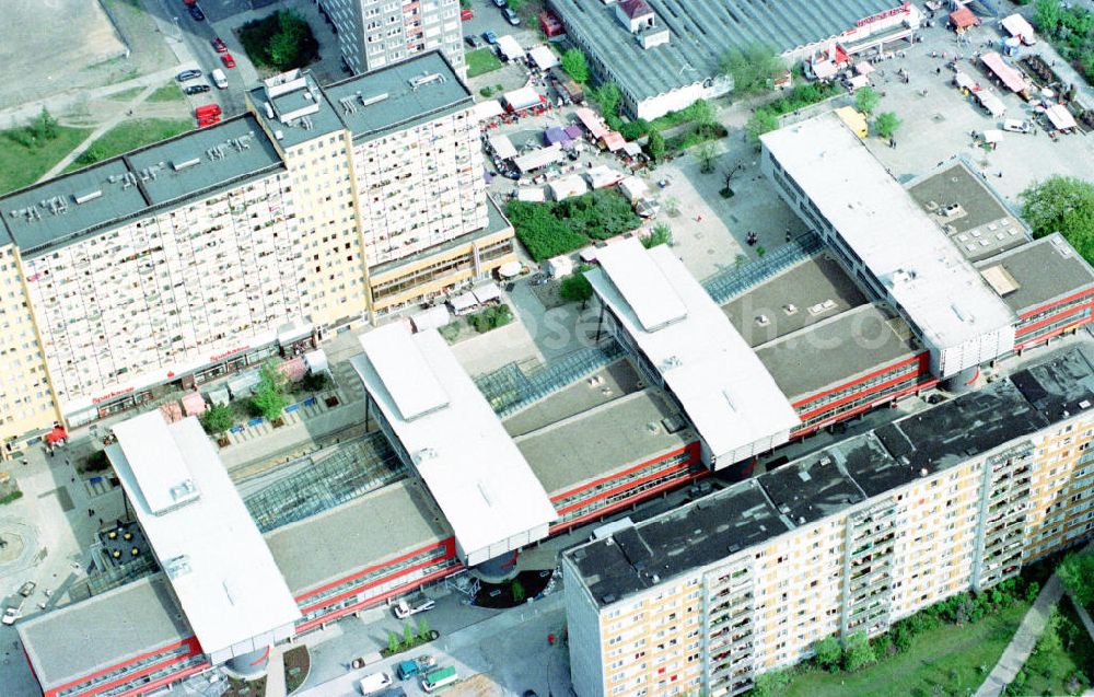 Aerial photograph Berlin-Lichtenberg - Einkaufscenter Bärenschaufenster in der Straße am Tierpark in Berlin-Lichtenberg.