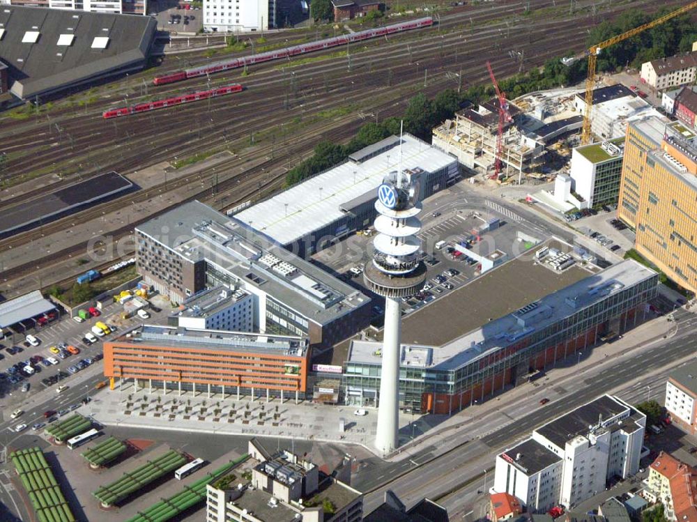 Aerial photograph Hannover (Niedersachsen) - Das Kaufland-Warenhaus selbst ist eines der größten seiner Liga: Auf zwei Etagen verfügt es über gut 6500 Quadratmeter Verkaufsfläche mit 21 Kassen. Helle, lichtdurchflutete Räume sowie großzügige Gänge gehören genauso zum Konzept wie ein psychologisch ausgefeiltes Leitsystem durch den Markt. 30161 Hannover; Raschplatz 6