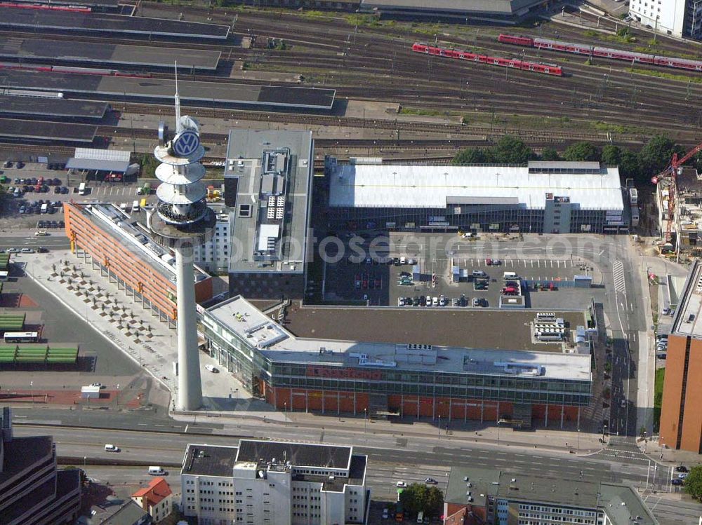 Hannover (Niedersachsen) from above - Das Kaufland-Warenhaus selbst ist eines der größten seiner Liga: Auf zwei Etagen verfügt es über gut 6500 Quadratmeter Verkaufsfläche mit 21 Kassen. Helle, lichtdurchflutete Räume sowie großzügige Gänge gehören genauso zum Konzept wie ein psychologisch ausgefeiltes Leitsystem durch den Markt. 30161 Hannover; Raschplatz 6