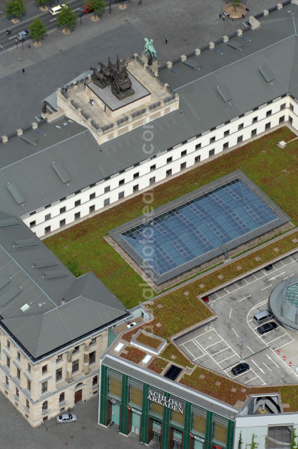 Aerial photograph Braunschweig - Blick auf das Einkaufscenter Schloss Arkaden des ECE - Centermanagement am Platz am Ritterbrunnen in der Braunschweiger Altstadt. View of the shopping arcades of the ECE in the Old Town Brunswick.