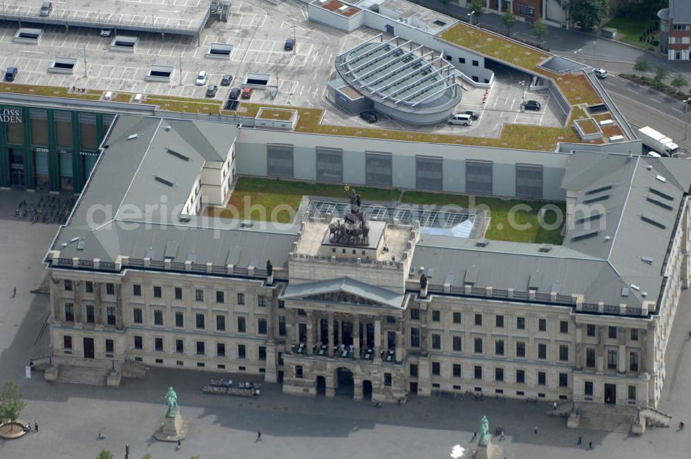 Aerial image Braunschweig - Blick auf das Einkaufscenter Schloss Arkaden des ECE - Centermanagement am Platz am Ritterbrunnen in der Braunschweiger Altstadt. View of the shopping arcades of the ECE in the Old Town Brunswick.