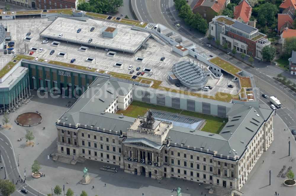 Braunschweig from above - Blick auf das Einkaufscenter Schloss Arkaden des ECE - Centermanagement am Platz am Ritterbrunnen in der Braunschweiger Altstadt. View of the shopping arcades of the ECE in the Old Town Brunswick.