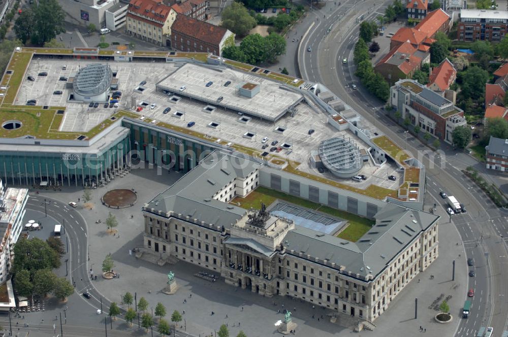 Braunschweig from the bird's eye view: Blick auf das Einkaufscenter Schloss Arkaden des ECE - Centermanagement am Platz am Ritterbrunnen in der Braunschweiger Altstadt. View of the shopping arcades of the ECE in the Old Town Brunswick.