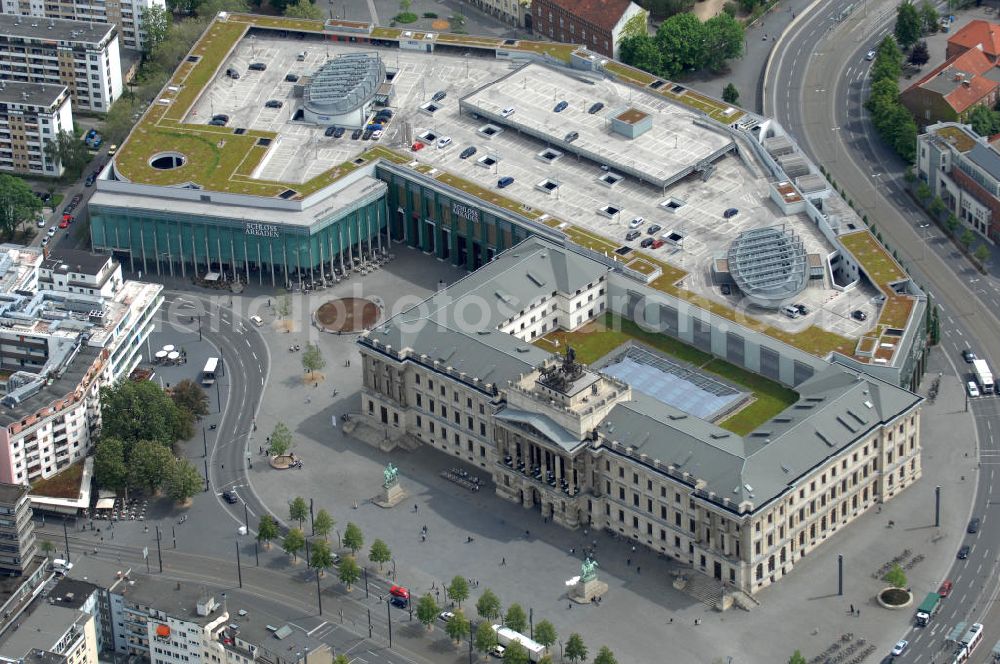 Aerial image Braunschweig - Blick auf das Einkaufscenter Schloss Arkaden des ECE - Centermanagement am Platz am Ritterbrunnen in der Braunschweiger Altstadt. View of the shopping arcades of the ECE in the Old Town Brunswick.