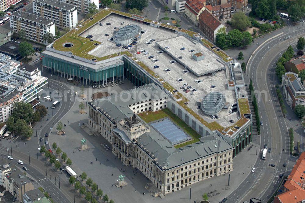 Braunschweig from above - Blick auf das Einkaufscenter Schloss Arkaden des ECE - Centermanagement am Platz am Ritterbrunnen in der Braunschweiger Altstadt. View of the shopping arcades of the ECE in the Old Town Brunswick.