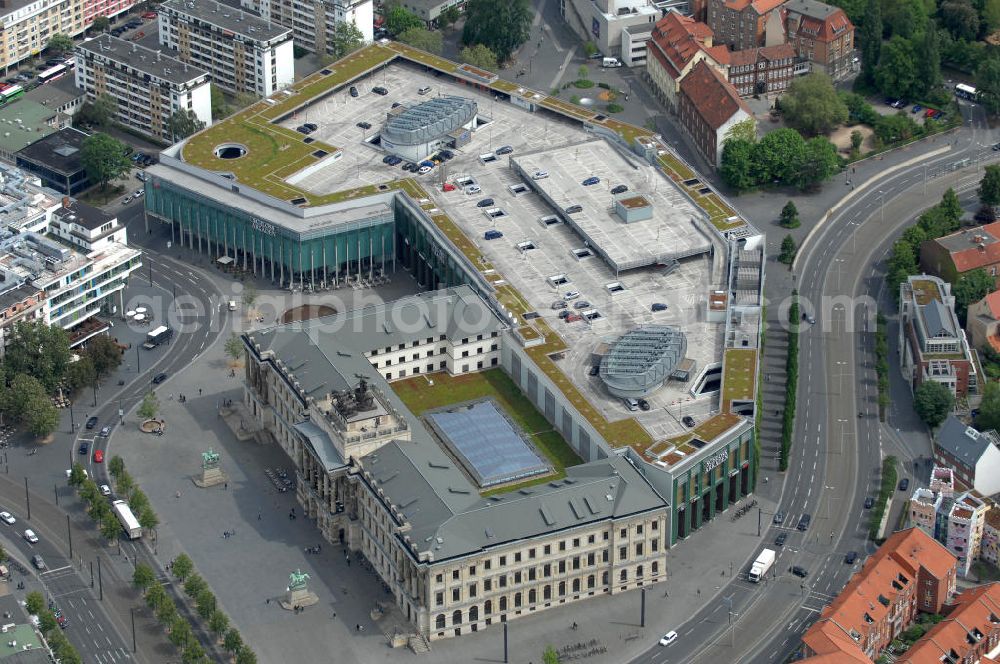 Braunschweig from the bird's eye view: Blick auf das Einkaufscenter Schloss Arkaden des ECE - Centermanagement am Platz am Ritterbrunnen in der Braunschweiger Altstadt. View of the shopping arcades of the ECE in the Old Town Brunswick.