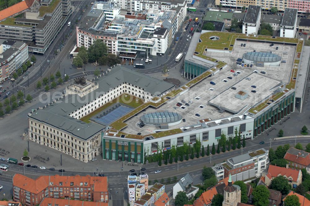 Braunschweig from above - Blick auf das Einkaufscenter Schloss Arkaden des ECE - Centermanagement am Platz am Ritterbrunnen in der Braunschweiger Altstadt. View of the shopping arcades of the ECE in the Old Town Brunswick.