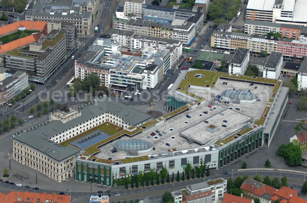 Braunschweig from the bird's eye view: Blick auf das Einkaufscenter Schloss Arkaden des ECE - Centermanagement am Platz am Ritterbrunnen in der Braunschweiger Altstadt. View of the shopping arcades of the ECE in the Old Town Brunswick.