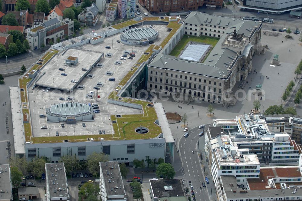 Braunschweig from the bird's eye view: Blick auf das Einkaufscenter Schloss Arkaden des ECE - Centermanagement am Platz am Ritterbrunnen in der Braunschweiger Altstadt. View of the shopping arcades of the ECE in the Old Town Brunswick.