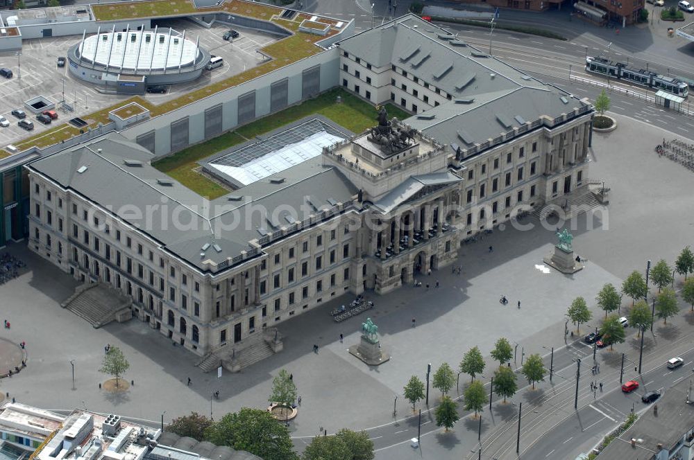 Aerial image Braunschweig - Blick auf das Einkaufscenter Schloss Arkaden des ECE - Centermanagement am Platz am Ritterbrunnen in der Braunschweiger Altstadt. View of the shopping arcades of the ECE in the Old Town Brunswick.