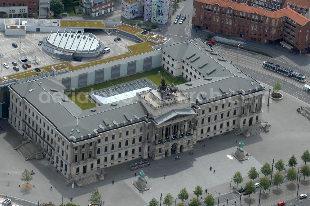 Aerial photograph Braunschweig - Blick auf das Einkaufscenter Schloss Arkaden des ECE - Centermanagement am Platz am Ritterbrunnen in der Braunschweiger Altstadt. View of the shopping arcades of the ECE in the Old Town Brunswick.