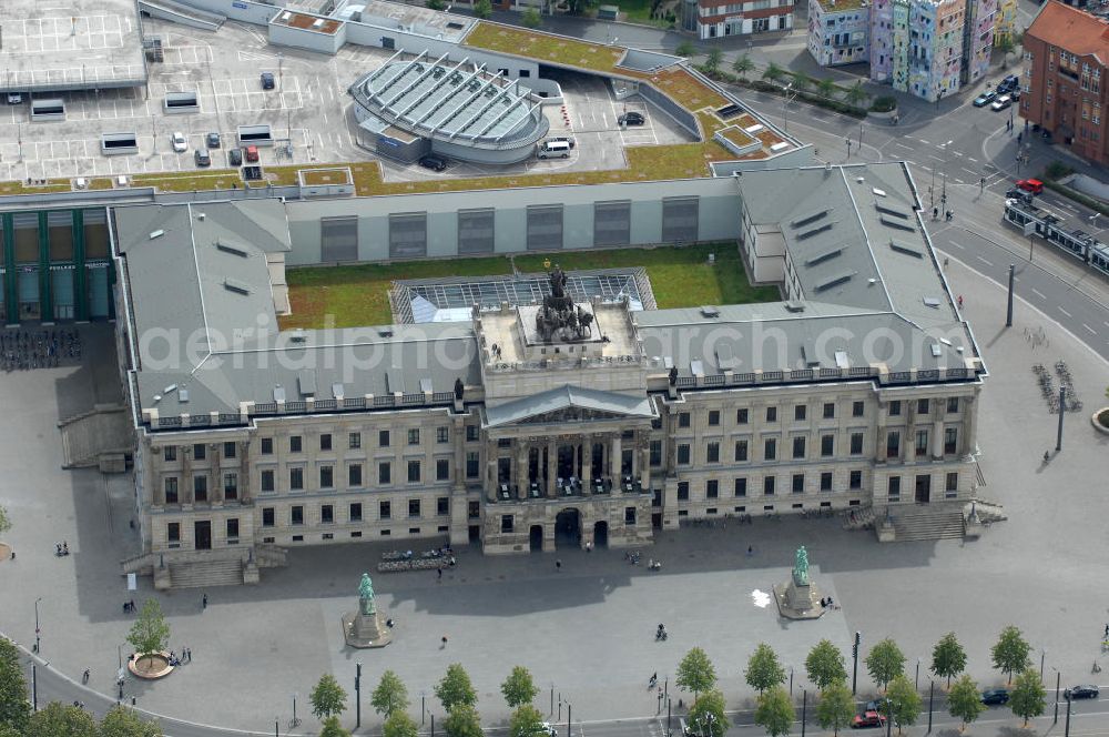 Braunschweig from the bird's eye view: Blick auf das Einkaufscenter Schloss Arkaden des ECE - Centermanagement am Platz am Ritterbrunnen in der Braunschweiger Altstadt. View of the shopping arcades of the ECE in the Old Town Brunswick.